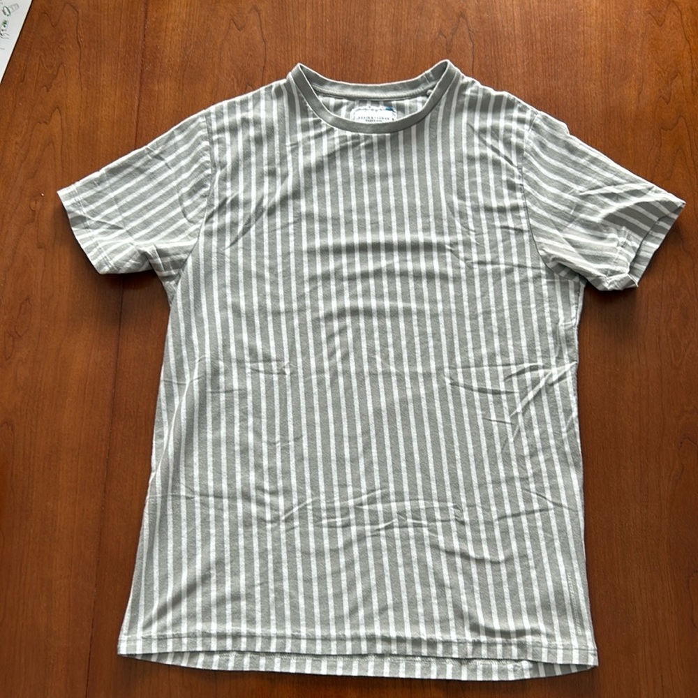 Denim and Flower gray and white casual tee
